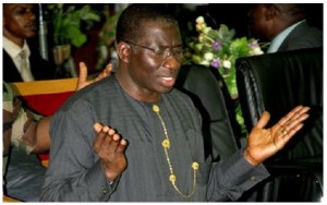 Goodluck-Jonathan-praying