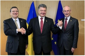 Ukraine's President Poroshenko poses with European Commission President Barroso and European Council President Van Rompuy at EU Council in Brussels