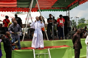 A-priest-prays-1024x682