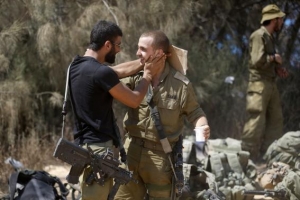 Israeli soldiers from the Givati brigade embrace after returning to Israel from Gaza