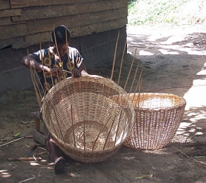 Woman_weaving_baskets_near_Lake_Ossa