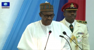 Muhammadu-Buhari addressing senior officers 