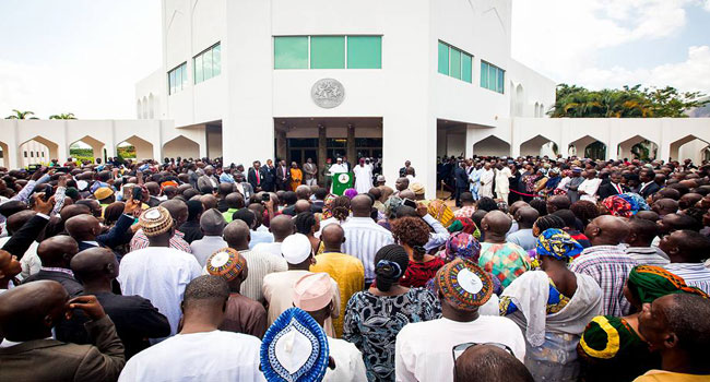 Muhammadu-Buharia-addressing-Villa-staff