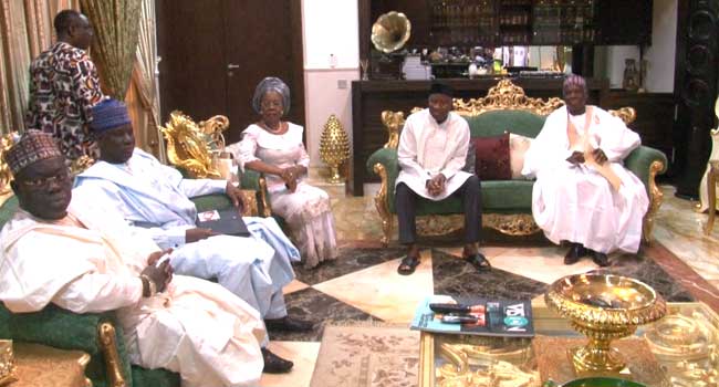 Dr. Goodluck Jonathan in a meeting with some PDP leaders