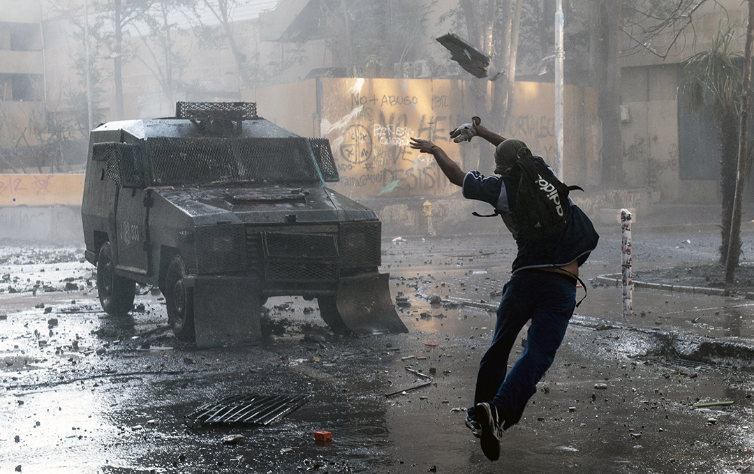 Demonstrators clash with riot police during a protest against Chilean President Sebastian Pinera's government in Santiago on March 06, 2020. Photo: Martin BERNETTI / AFP