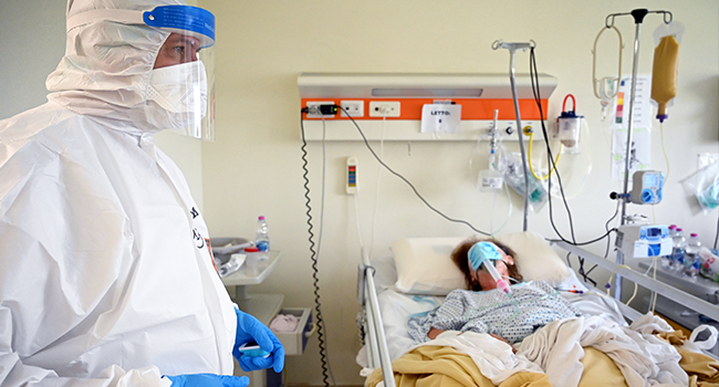 Italian anaesthesiologist Doctor Marino De Rosa takes care of a patient at the ICU of the Covid unit where he works at the San Filippo Neri hospital, in Rome, on April 29, 2020. Alberto PIZZOLI / AFP