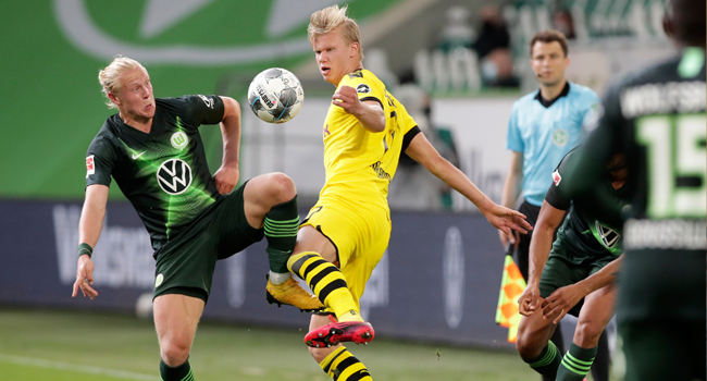 Wolfsburg's Austrian midfielder Xaver Schlager (L) vies with Dortmund's Norwegian forward Erling Braut Haaland during the German first division Bundesliga football match Vfl Wolfsburg vs Borussia Dortmund in Wolfsburg, on May 23, 2020. Michael Sohn / POOL / AFP