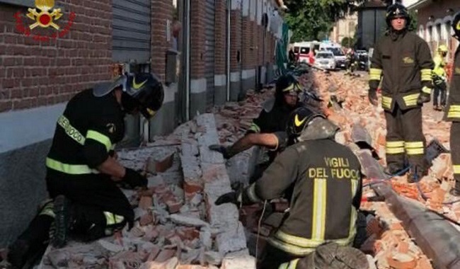 A photo grabbed from a video taken and handout on June 24, 2020 by the Italian Corps of Firefighters (Vigili del Fuoco) shows an Urban Search And Rescue team working at the site of a building collapse in Albizzate, near Varese, northern Italy, that killed a woman and her two children who were walking along the building's wall. (Photo by Handout / Vigili del Fuoco / AFP) /