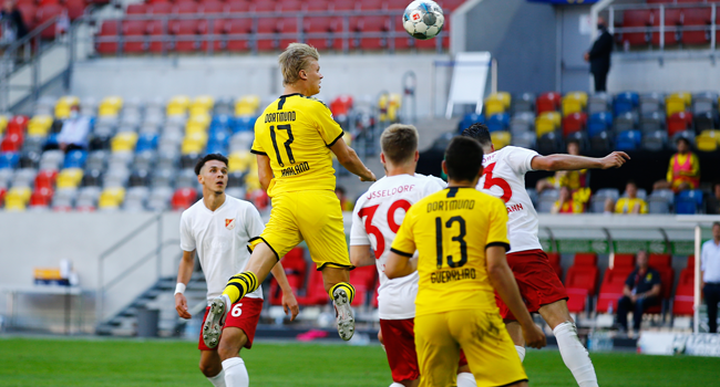 Dortmund's Norwegian forward Erling Braut Haaland (2nd L, no 17) scores the 0-1 during the German first division Bundesliga football match Fortuna Duesseldorf v Borussia Dortmund on June 13, 2020 in Duesseldorf, western Germany. LEON KUEGELER / POOL / AFP