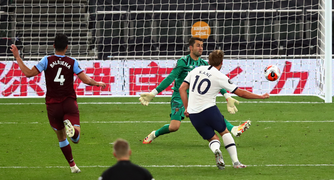 Tottenham Hotspur's English striker Harry Kane (R) scores the second goal past West Ham United's Polish goalkeeper Lukasz Fabianski during the English Premier League football match between Tottenham Hotspur and West Ham United at Tottenham Hotspur Stadium in London, on June 23, 2020. Julian Finney / POOL / AFP