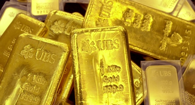 (FILES) In this file photo taken on January 09, 2004 gold bullion is displayed at Shinhan Bank in Seoul . - A judge in London said Thursday the British government had "unequivocally recognised" opposition leader Juan Guaido as Venezuela's president, in a battle over gold bullion held at the Bank of England. (Photo by Jung Yeon-je / AFP FILES / AFP)