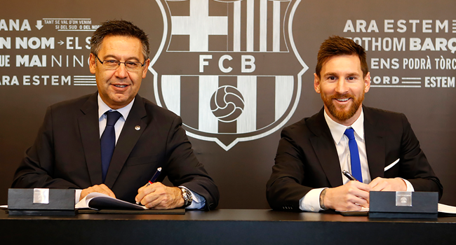 In this file handout photo taken on November 25, 2017 in Barcelona and released by the Barcelona FC press office, Barcelona FC President Josep Maria Bartomeu (L) and Barcelona's Argentinian forward Lionel Messi sign a contract extension keeping Messi at Barcelona until 2021. Handout / FC BARCELONA / AFP