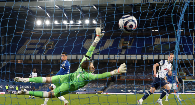 Tottenham Hotspur's English striker Harry Kane (R) scores his team's second goal during the English Premier League football match between Everton and Tottenham Hotspur at Goodison Park in Liverpool, north west England on April 16, 2021. Clive Brunskill / POOL / AFP