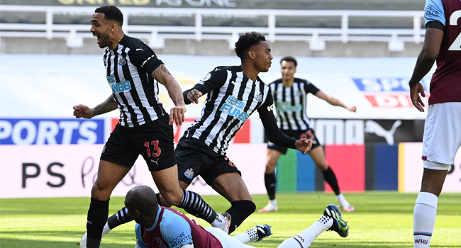 Newcastle United's English midfielder Joe Willock (C) reacts after scoring a goal during the English Premier League football match between Newcastle United and West Ham United at St James' Park in Newcastle-upon-Tyne, north east England on April 17, 2021. STU FORSTER / POOL / AFP