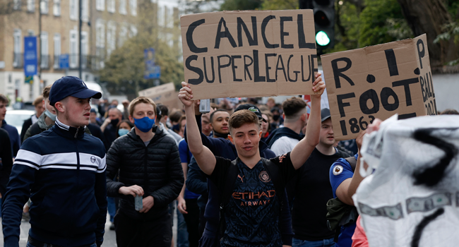 Football supporters demonstrate against the proposed European Super League outside of Stamford Bridge football stadium in London on April 20, 2021, ahead of the English Premier League match between Chelsea and Brighton and Hove Albion. Adrian DENNIS / AFP
