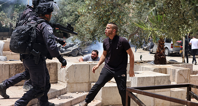 A Palestinian protester argues with Israeli security forces in Jerusalem's Old City on May 10, 2021, as a planned march marking Israel's 1967 takeover of the holy city threatened to further inflame tensions. EMMANUEL DUNAND / AFP