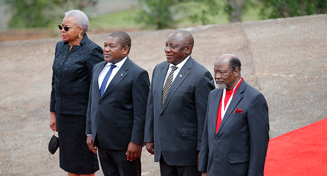 (From L to R) Former First Lady of Mozambique Graca Machel, Mozambican President Filipe Nyusi, South African President Cyril Ramaphosa and former President of Mozambique Joaquim Chissano pose for a photograph during the 35th commemoration of former Mozambican President Samora Machel's death in Mbuzini on October 19, 2021.  Phill Magakoe / AFP