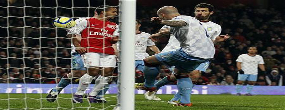 Van Persie hits hat-trick as Arsenal crush Blackburn 7-1