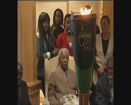 Mandela makes rare TV appearance