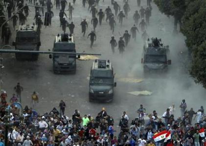 Egypt’s Mursi called “pharaoh”, violent protests erupt