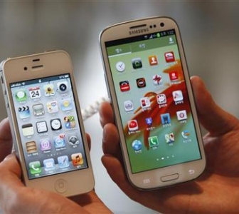 Apple Edges Out Samsung For Mobile Phone Sales