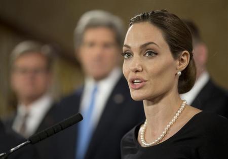 Angelina Jolie Cuts Off Breasts Due To Cancer Fears