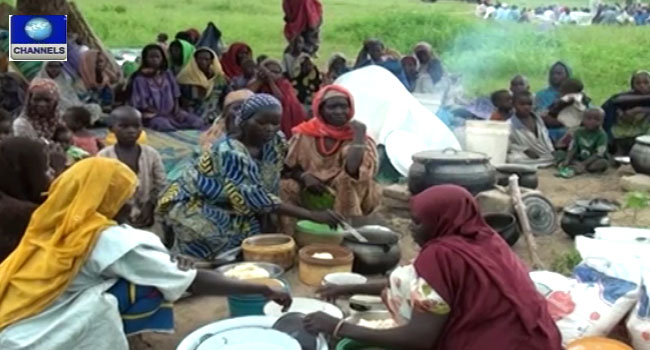 Aisha Buhari Gives Food To IDPs In Gombe