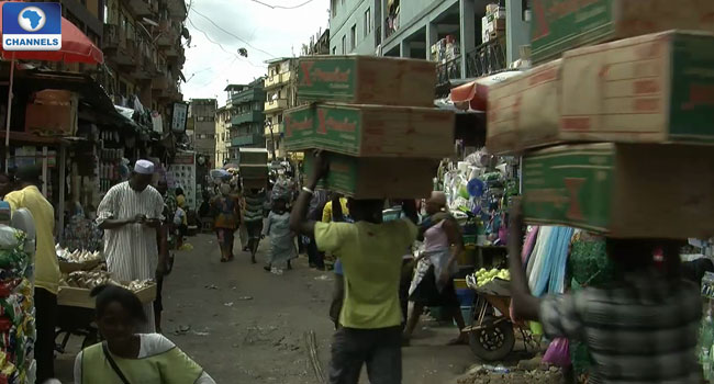 Drama In Ado Ekiti Markets As Iyaloja Forcefully Reduces Foodstuff Prices