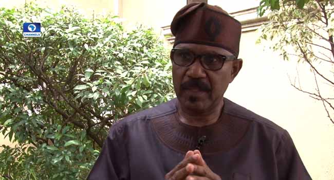 nigerians-call-cease-fire-executive-arm-legislature