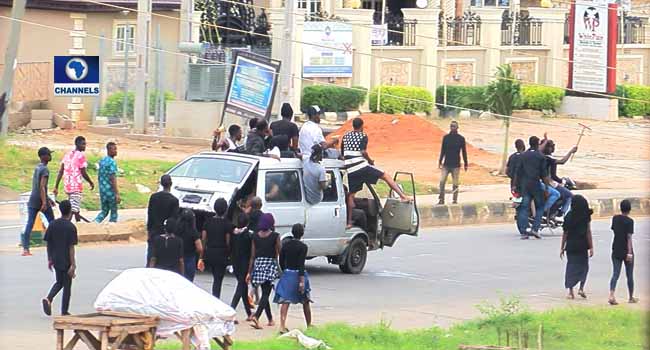 Chaos In Osogbo As UNIOSUN Students Take Over Streets