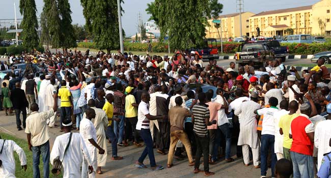 [PHOTOS] Jubilation In Abuja As Buhari Returns Home