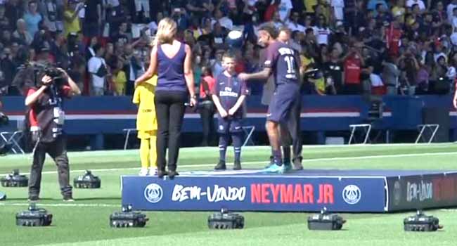Neymar Amuses Supporters At PSG Stadium Show