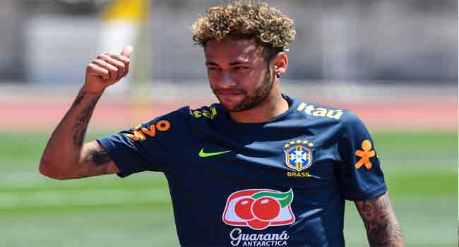 Neymar Gathers Fans’ Attention During Training