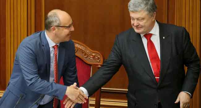 Ukrainian Lawmakers Fire Finance Minister, Approve Anti-Corruption Courts