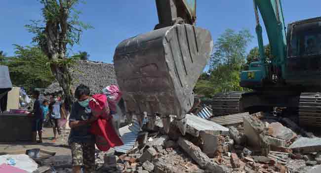 Indonesia Quake Death Toll Tops 400 As More Bodies Recovered