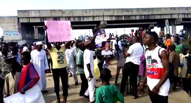 BREAKING: APC Supporters Block Kaduna-Abuja Highway, Protest Alleged Automatic Tickets