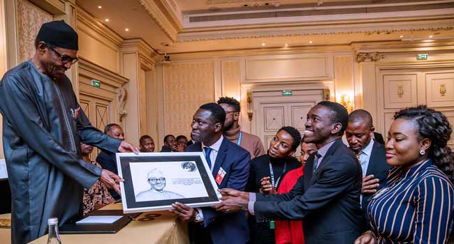 President Buhari Meets With Nigerian Community In Paris