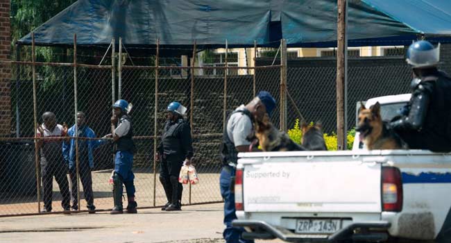 Police Erect Road Blocks To Hunt Protesters In Zimbabwe