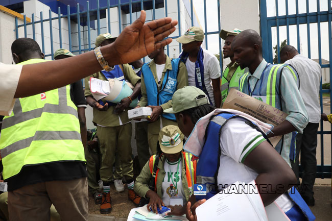 [Image: Ad-Hoc-Electoral-Officials-Arrive-At-pol...oxes-2.jpg]