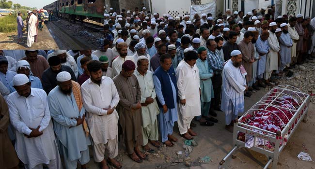 Pakistan Mourners Bury Victims Of Train Fire