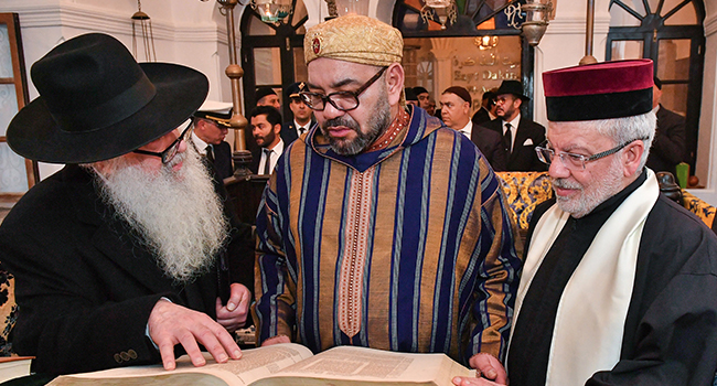 This handout picture provided by the Moroccan Royal Palace on January 15, 2020, shows Morocco's King Mohammed VI (C) during a visit to the "Bayt Dakira" (House of Memory) museum, in the Atlantic coastal city of Essaouira. Moroccan Royal Palace / AFP