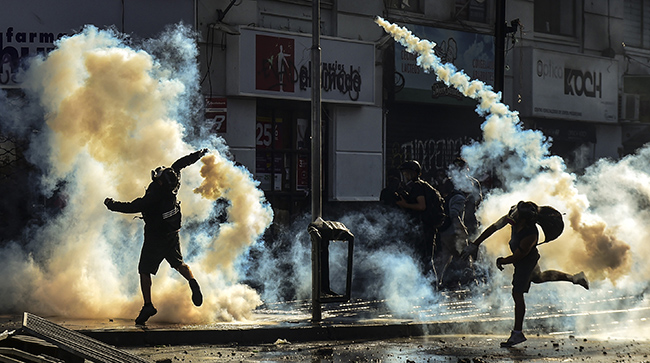 Demonstrators clash with the police during a protest against Chilean President Sebastian Pinera's government in Vina del Mar, on February 23, 2020, during the Vina del Mar Music Festival. (Photo by Martin BERNETTI / AFP)