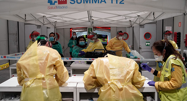 This handout picture made available by Madrid´s regional government, Comunidad de Madrid, shows patients arriving at the temporary hospital set up for coronavirus patients at a pavilion in Ifema convention and exhibition center in Madrid, on March 21, 2020. COMUNIDAD DE MADRID / AFP