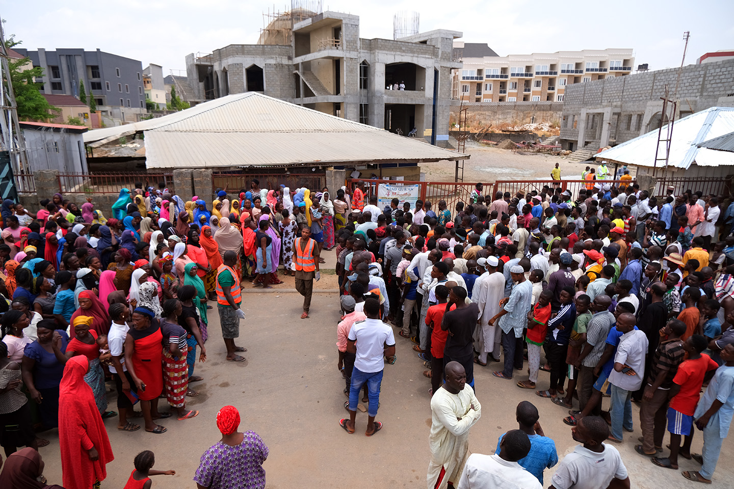 People gather to receive food aid from Al-Habibiyah Food Bank Programme following a 14-day lockdown aimed at limiting the spread of coronavirus disease, in Abuja, Nigeria April 3, 2020. Photo: Sodiq Adelakun / Channels TV