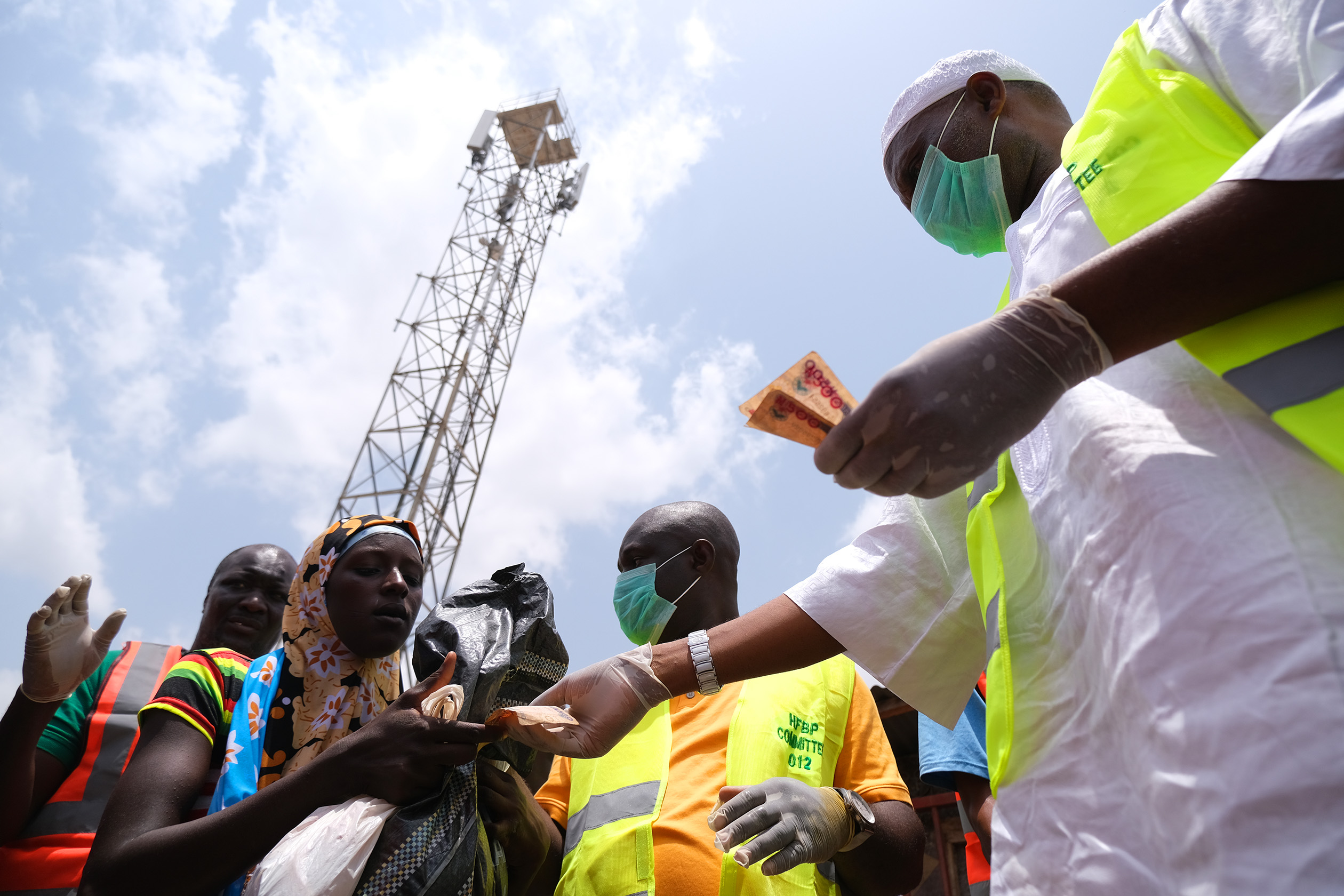 People queue to receive food aid from Al-Habibiyah Food Bank Programme following a 14-day lockdown aimed at limiting the spread of coronavirus disease, in Abuja, Nigeria April 3, 2020. Photo: Sodiq Adelakun / Channels TV