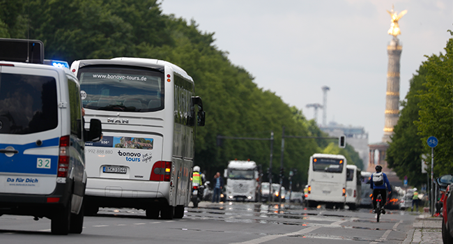 Coaches drive towards Berlin's landmark the Victory Column as travel agency workers demonstrate on May 13, 2020. Odd ANDERSEN /AFP