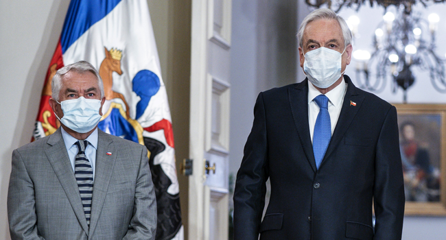 Handout picture released by the Chilean Presidency showing Chile's President Sebastian Pinera (R) and new Health Minister Enrique Paris during his swearing-in ceremony at La Moneda Presidential Palace in Santiago, on June 13, 2020, amid the COVID-19 novel coronavirus pandemic. Sebastian RODRIGUEZ / Chilean Presidency / AFP