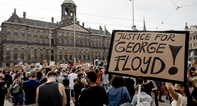 Protesters demonstrate on June 1, 2020 in Amsterdam, to protest against the police killing of unarmed black man George Floyd in the USA. Sem VAN DER WAL / AFP / ANP