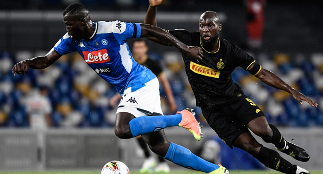 Napoli's Senegalese defender Kalidou Koulibaly (L) works around Inter Milan's Belgian forward Romelu Lukaku during the Italian Cup (Coppa Italia) semi-final second leg football match Napoli vs Inter Milan on June 13, 2020 at the San Paolo stadium in Naples, played behind closed doors as the country gradually eases its lockdown aimed at curbing the spread of the COVID-19 infection, caused by the novel coronavirus. Filippo MONTEFORTE / AFP