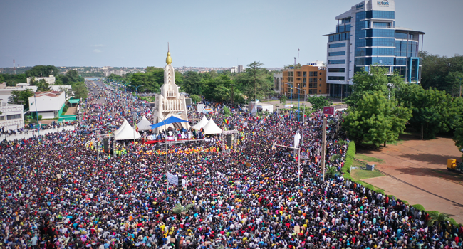 An aerial view shows protesters gathering for a demonstration in the Independence square in Bamako on June 19, 2020. MICHELE CATTANI / AFP